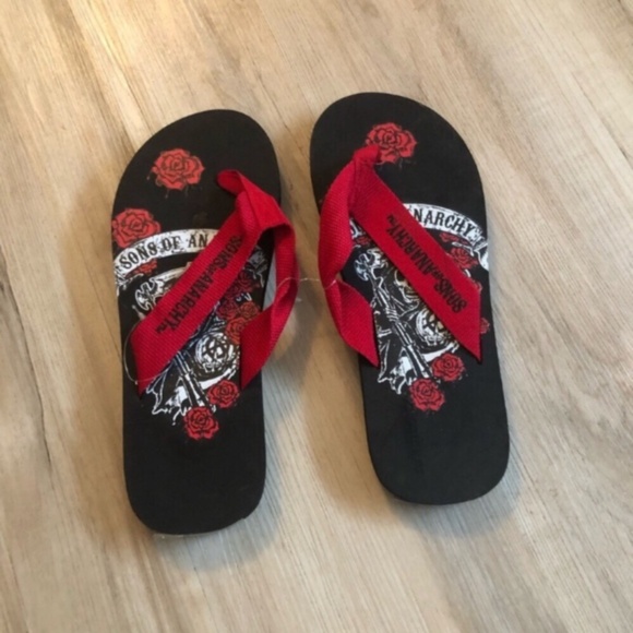 BNWT Sons of Anarchy Black and Red Skull Flip Flops - Picture 2 of 5